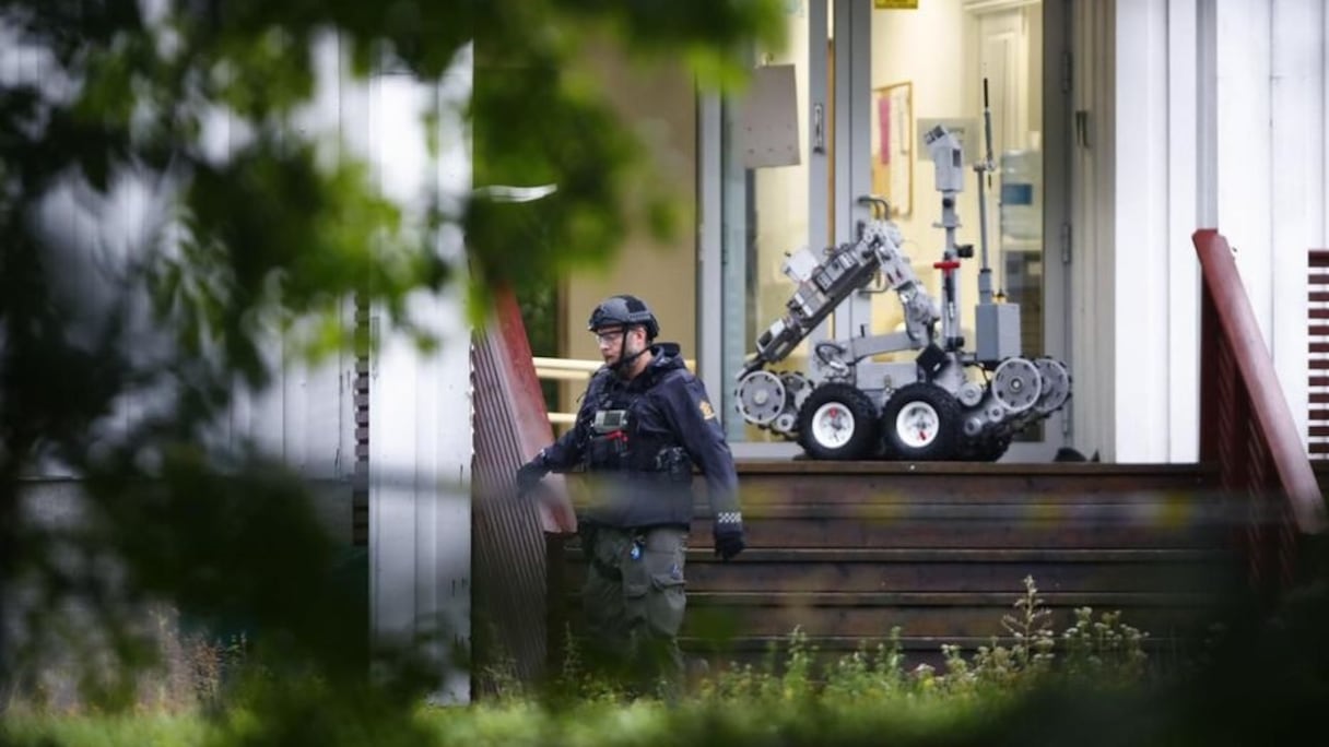 Un policier devant le lieu de la fusillade en Norvège samedi.
