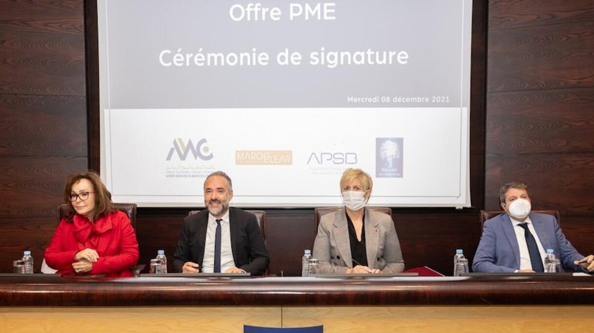 Nezha Hayat, présidente de l’AMMC, Kamal Mokdad, président du CA de la Bourse de Casablanca, Fathïa Bennis, PDG de Maroclear et Younes Sekkat, président de l’APSB, lors de la signature d'un protocole d'accord, le 8 décembre 2021 à Casablanca.
