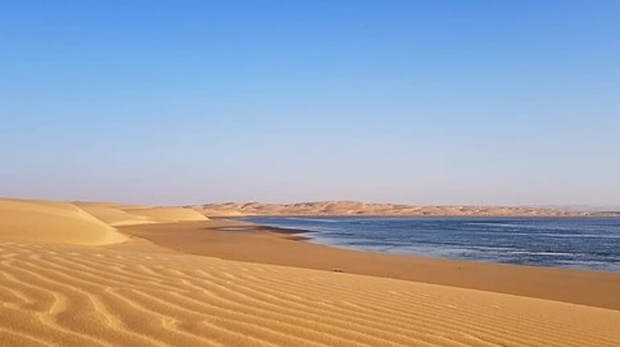 Plage près de Tarfaya, dans la Région de Laâyoune-Sakia El Hamra. 
