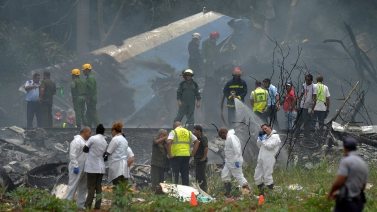 Les secours sur le site du crash de l'avion de la compagnie cubaine Cubana de aviacion peu après son décollage de l'aéroport Jose Marti de La Havane, le 18 mai 2018.
