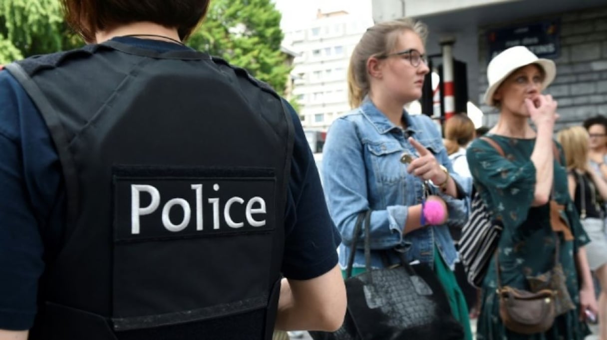 Les parents d'élèves du complexe scolaire Athénée Léonie de Waha à Liège où une employée a été prise en otage le 29 mai 2018
