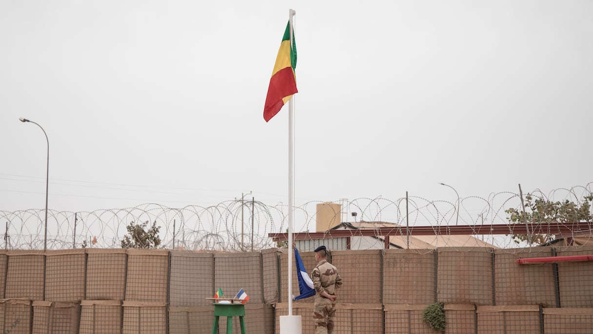 Levée des couleurs maliennes par les dernières troupes françaises quittant le nord du pays.
