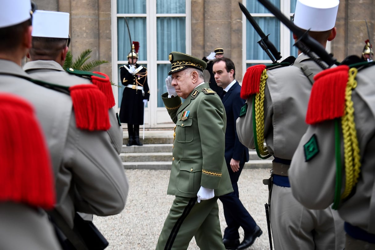 Le chef de l'armée algérienne, Saïd Chengriha, reçu lundi 23 janvier 2023 à Paris par le ministre français des Armées, Sebastien Lecornu.