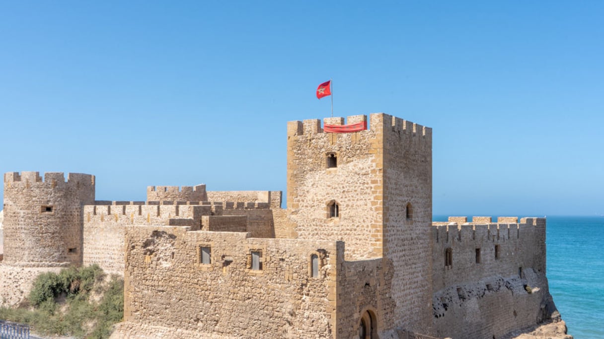 Ksar El Bhar, Safi. Construite par les Portugais au XVe siècle, cette forteresse a été, un temps, le lieu de résidence du gouverneur. Sa porte monumentale s’ouvre sur une place d’armes où une dizaine de vieux canons espagnols et hollandais sont pointés vers l’océan. 
