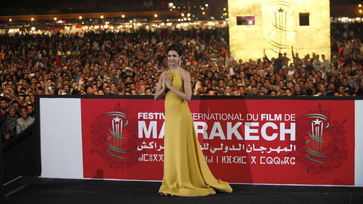 Une foule impressionnante attendait les artistes, en particulier la magnifique Deepika Padukone que le public a chaleureusement accueillie.
