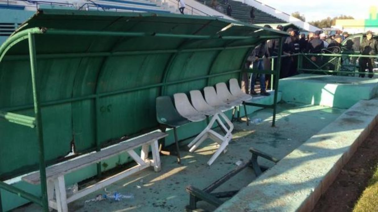 Les sièges du banc de touche du stade Père Jégo, arrachés.
