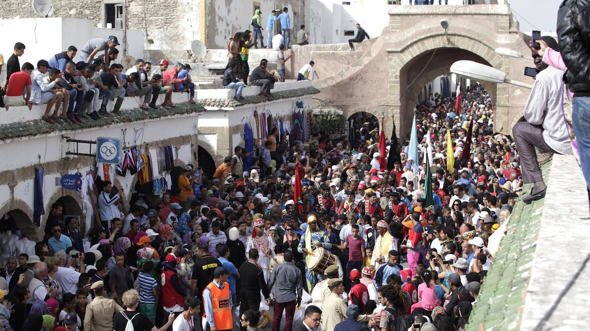 Des rues en effervescence. Pour échapper à la foule, certains se sont juchés sur les murailles et ont profité tranquillement, aux premières loges, d'un superbe spectacle.  
