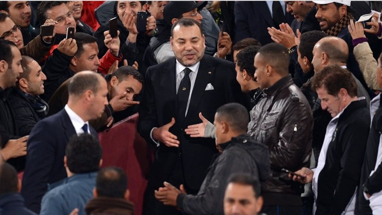 En se rendant à la tribune d'honneur, le roi a pris le temps de saluer quelques spectateurs venus encourager les Verts lors de la finale de la Coupe du monde des clubs.
