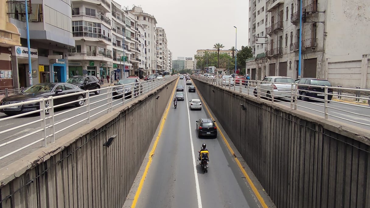 Des véhicules circulent dans la trémie située à l'intersection du boulevard Zerktouni et de l'avenue Hassan II, dans le centre de Casablanca.
