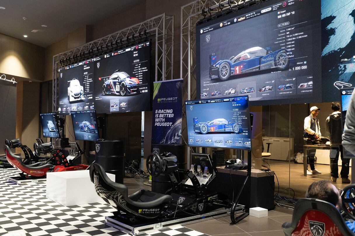 Peugeot a organisé, du 22 mars au 14 avril 2023 dans cinq villes du Maroc, la Peugeot E-Racing Cup, une compétition de simulation de course automobile.