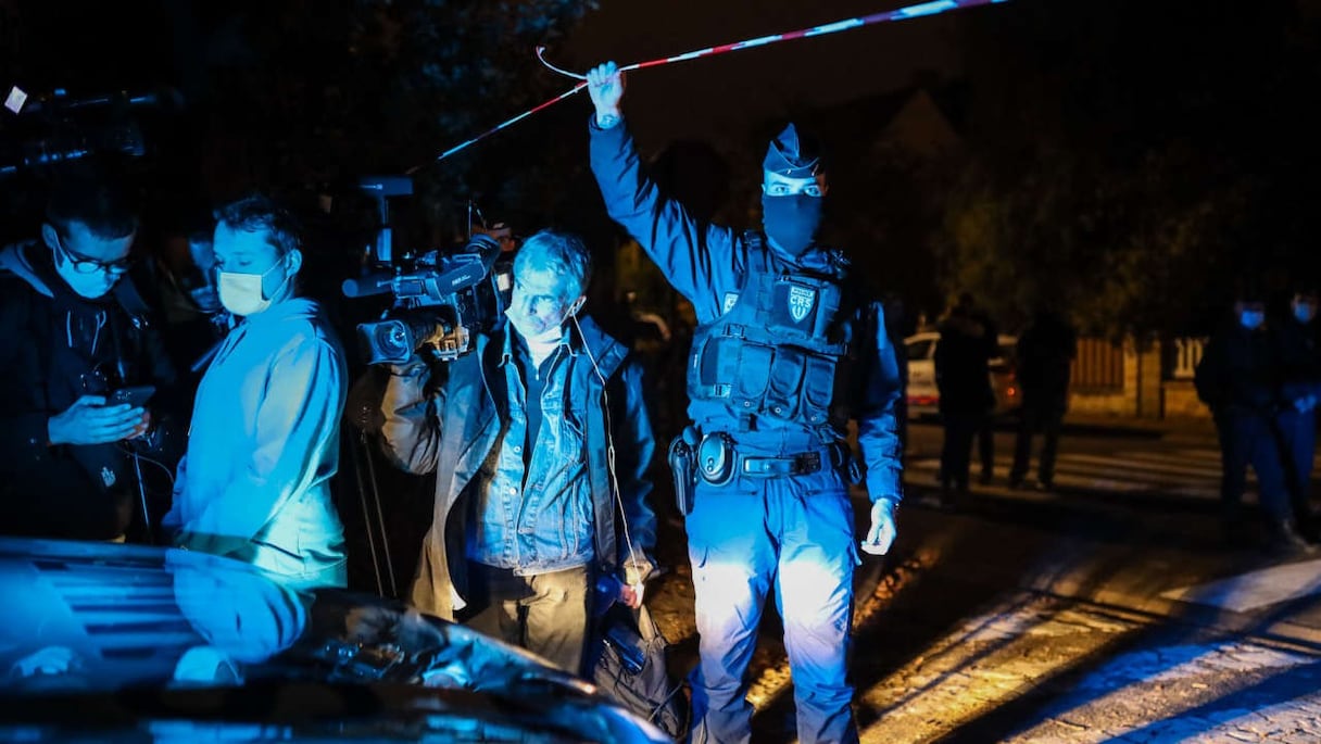 Parents d'élèves, journalistes et policiers devant le collège de Conflans-Sainte-Honorine, le 16 octobre 2020.
