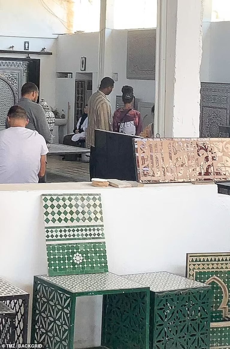 Jonathan Majors et Meagan Good, dans un magasin d'artisanat à Fès, au Maroc.