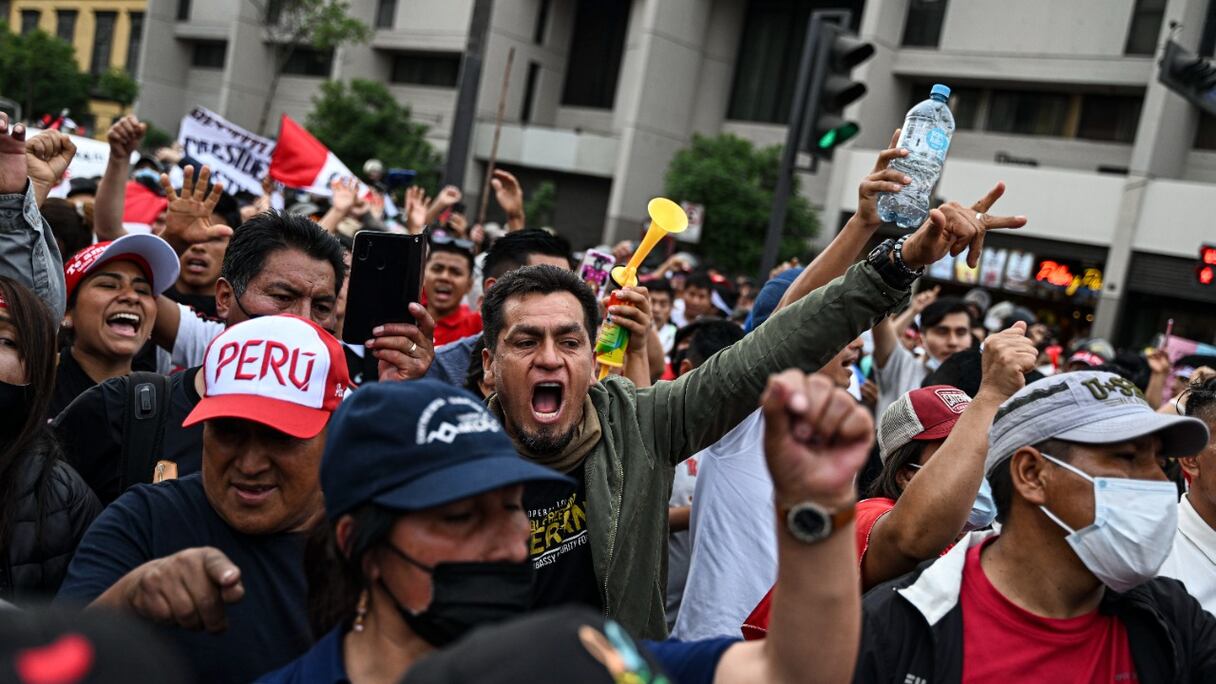 Des partisans de l'ex-président Pedro Castillo réclament sa libération à Lima, le 11 décembre 2022. Deux personnes sont mortes dans la journée lors de manifestations contre la présidente péruvienne Dina Boluarte, après l'arrestation de Pedro Castillo.
