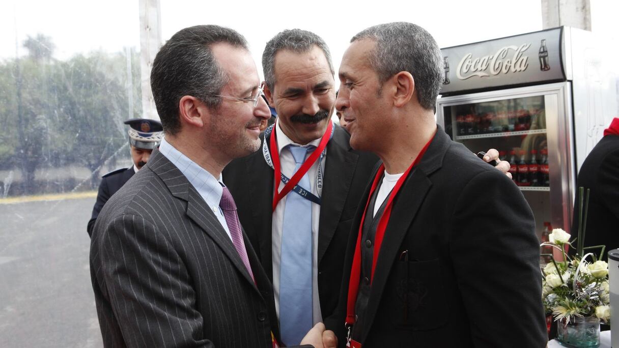 Chaleureuse poignée de main entre Brian Shukan, consul général des USA à Casablanca et l'ancien joueur Aziz Bouderbala, présent à l'arrivée du précieux trophée
