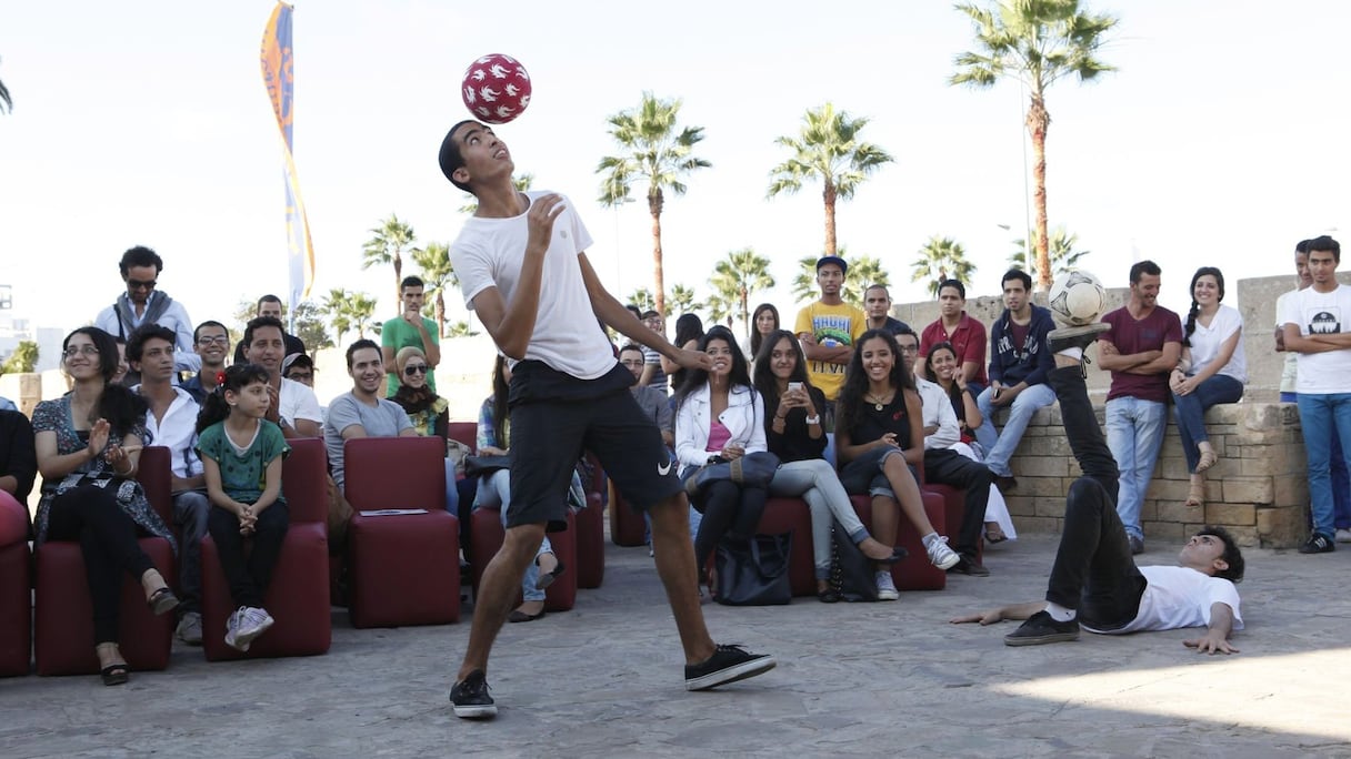 Petits et grands ont assisté large sourire aux lèvres au spectacle de ces jongleurs qui dansent avec le ballon.  
