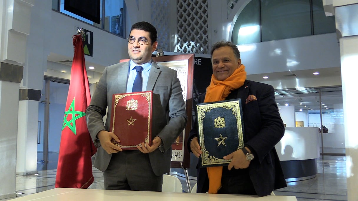 Mehdi Bensaïd, ministre de la Culture, et Mehdi Qotbi, président de la Fondation nationale des musées, lors de la signature d’un accord de partenariat entre la FNM et l’Institut national des sciences de l’archéologie et du patrimoine (INSAP), mercredi 29 novembre 2022, à Rabat.
