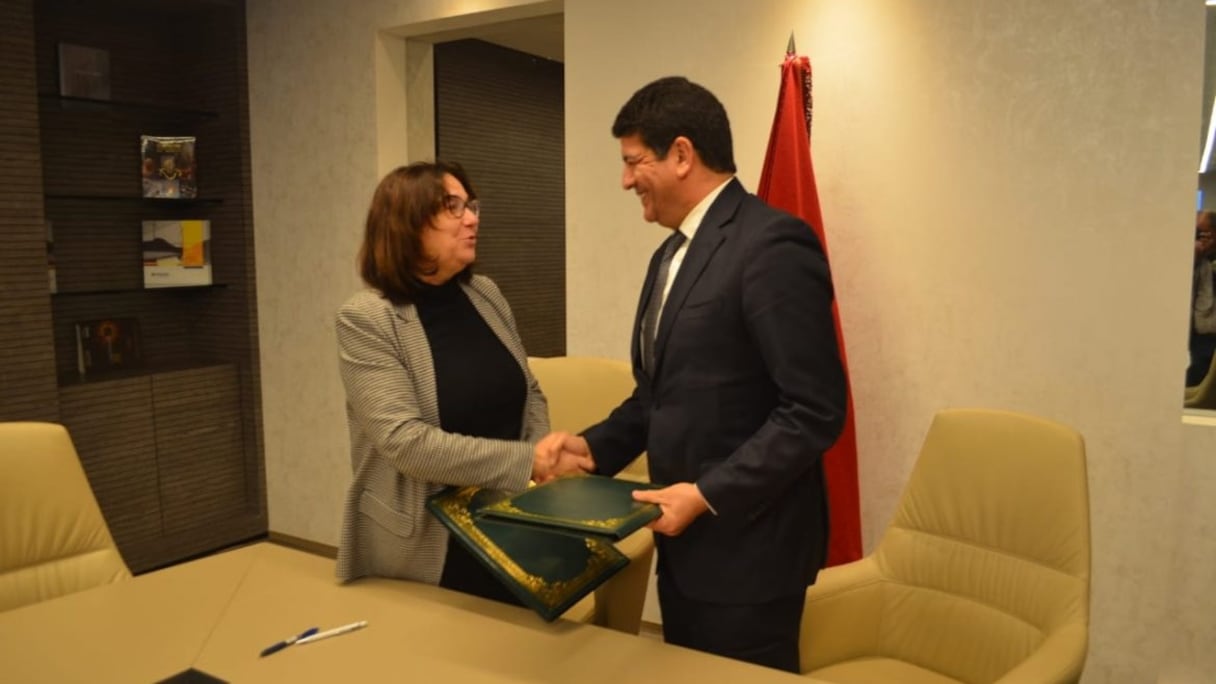 Lors de la signature de la convention de partenariat entre la directrice générale de l’ANP, Nadia Laraki, et le PDG de Masen, Mustapha Bakkoury
