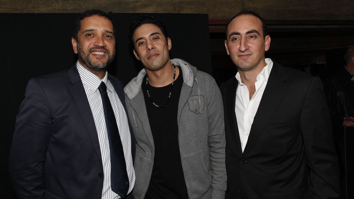 Moment de détente entre mélomanes : Mohamed Touhami El Ouazzani, DG VISA Maroc-Afrique Ouest et Centre, l'artiste Ahmed Soultan et l'organisateur du festival, Moulay Ahmed Alami.
