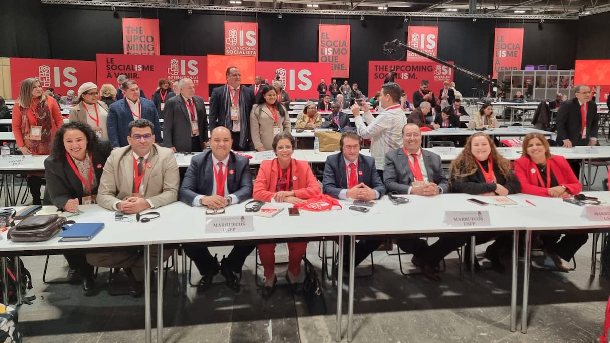 Khaoula Lachgar (à gauche) en compagnie de la délégation de l'USFP, conduite par son premier secrétaire, Driss Lachgar (3e à droite), qui participe aux travaux du 26e congrès de l'Internationale socialiste.
