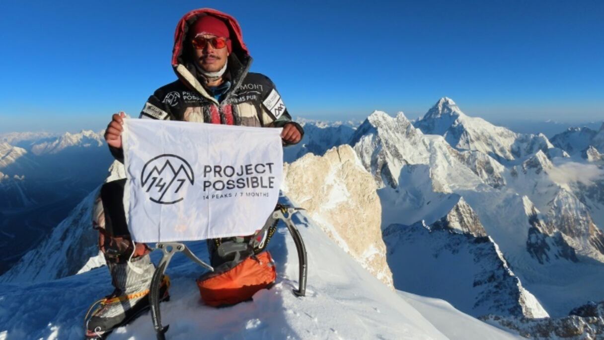 L'alpiniste népalais Nirmal Purja le 18 juillet 2019 en haut du sommet Gasherbrum II.
