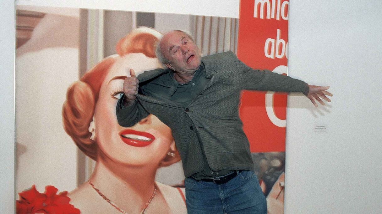 James Rosenquist en 2001 devant son tableau «Joan Crawford says» (1964) au Centre Georges Pompidou à Paris. 
