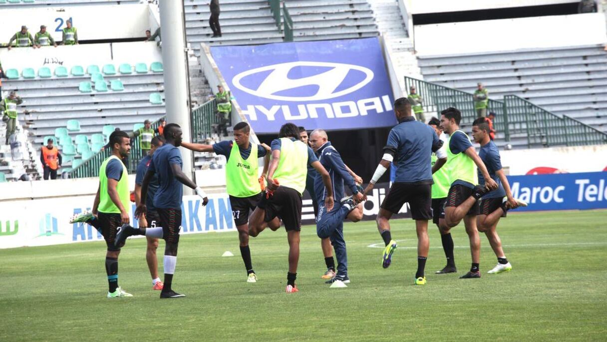 Les FAR, eux, sont déjà à l'échauffement avec quelques étirements.
