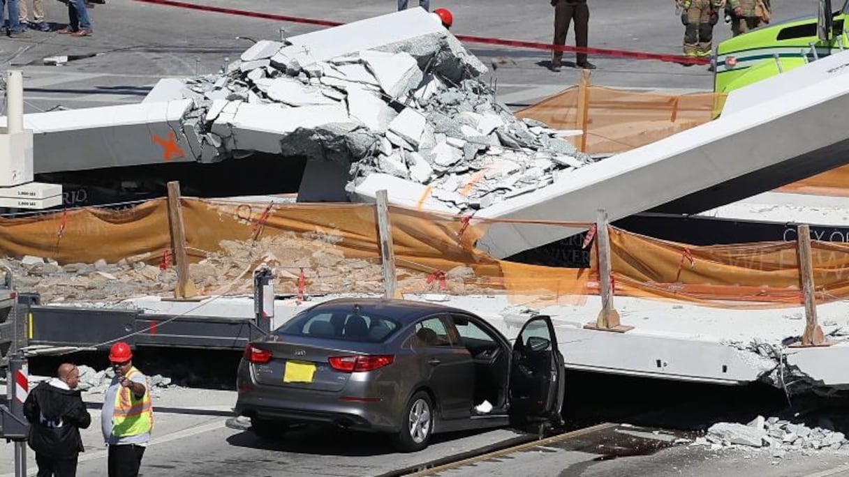 Des secours sur le pont effondré de l'université internationale de Floride, le 15 mars 2018 à Miami.
