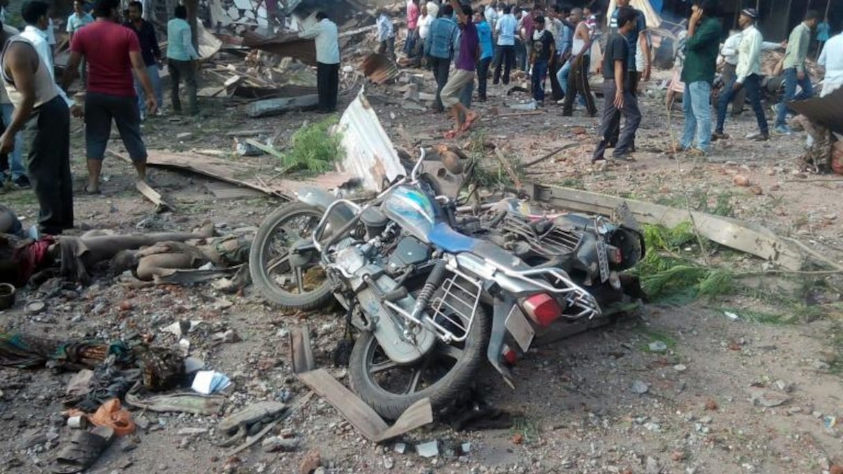 Des habitants sur les lieux d'une explosion d'une bonbonne de gaz dans un restaurant, le 12 septembre 2015 dans le district de Jhabua, dans l'Etat du Madhya Pradesh, en Inde.
