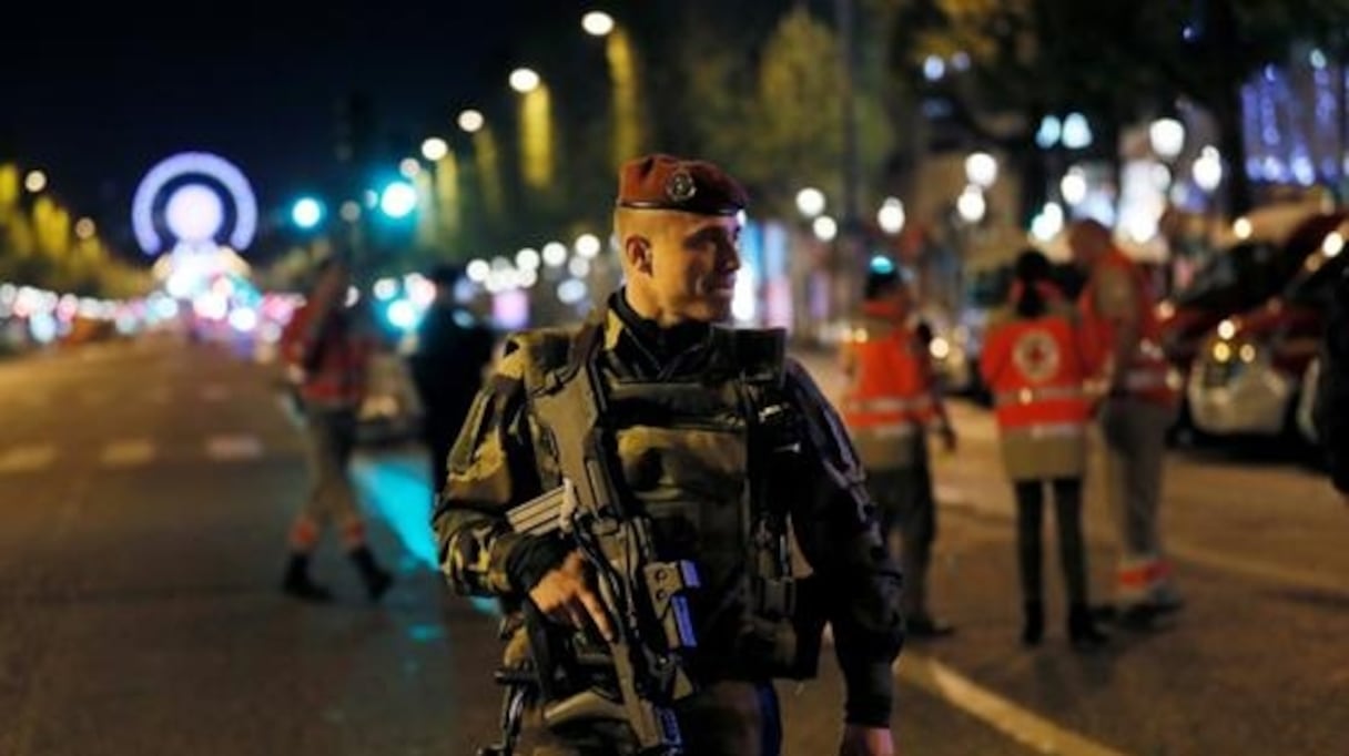 Un militaire patrouille sur les Champs-Elysées après une fusillade le 20 avril 2017. 
