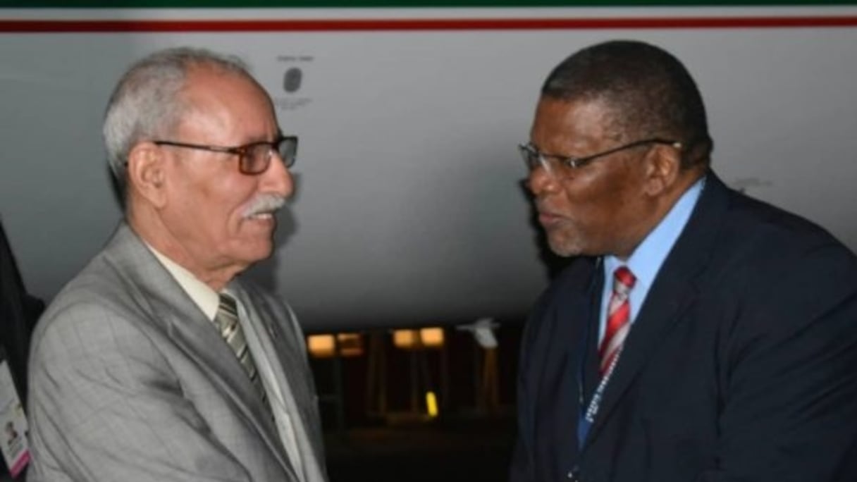 Le chef du polisario reçu par le préposé à la direction des Affaires africaines et du Moyen-Orient au MAE sud-africain, vendredi 24 mai, à l'aéroport de Johannesburg. 
