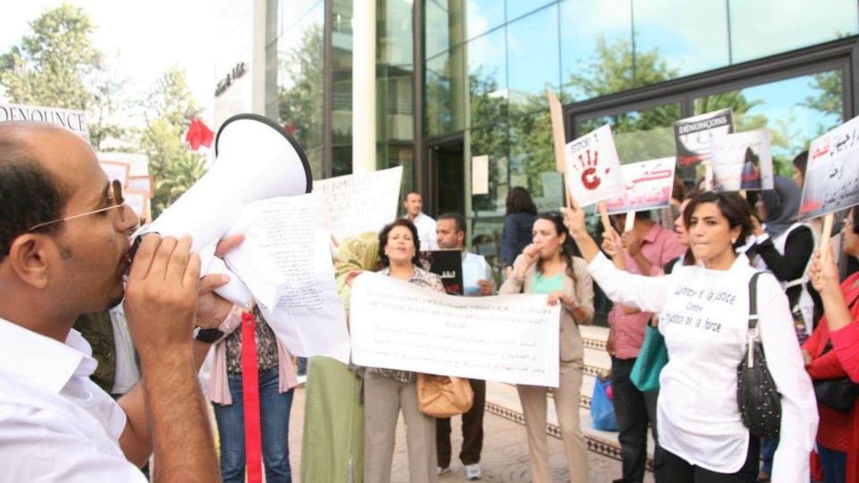 Des manifestants venus nombreux soutenir, devant la Cour d'appel de Rabat, Hiba, Jihane et leur famille et dire stop aux violences sexuelles.
