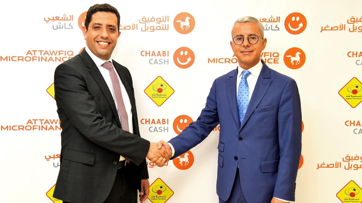 Omar El Mghari Idrissi, directeur général de M2T et Hicham Kharrou, directeur général d'Attawfiq Microfinance (AMF), à l'issue de la signature d'un accord de partenariat entre ces deux filiales du groupe BCP.
