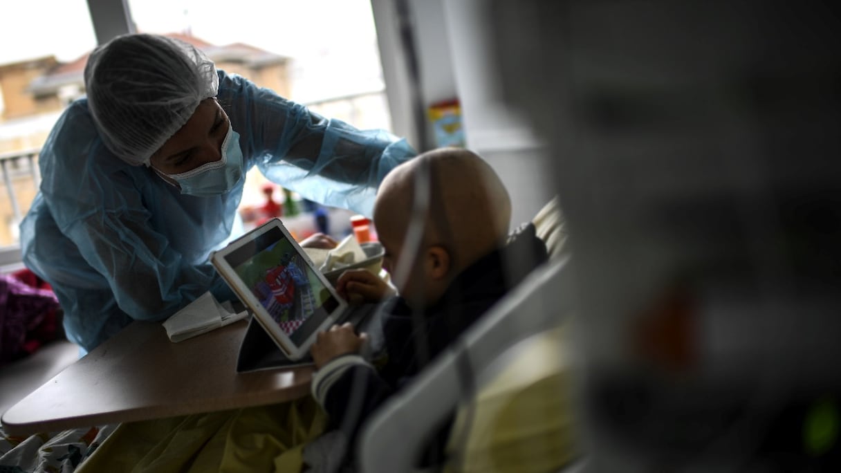 Un patient de six ans, atteint d'une forme de cancer, au service d'oncologie pédiatrique de l'hôpital Armand Trousseau à Paris, le 16 mars 2021. En France, le cancer est la deuxième cause de décès pour les enfants de plus d'un an (après celle suite à des accidents).
