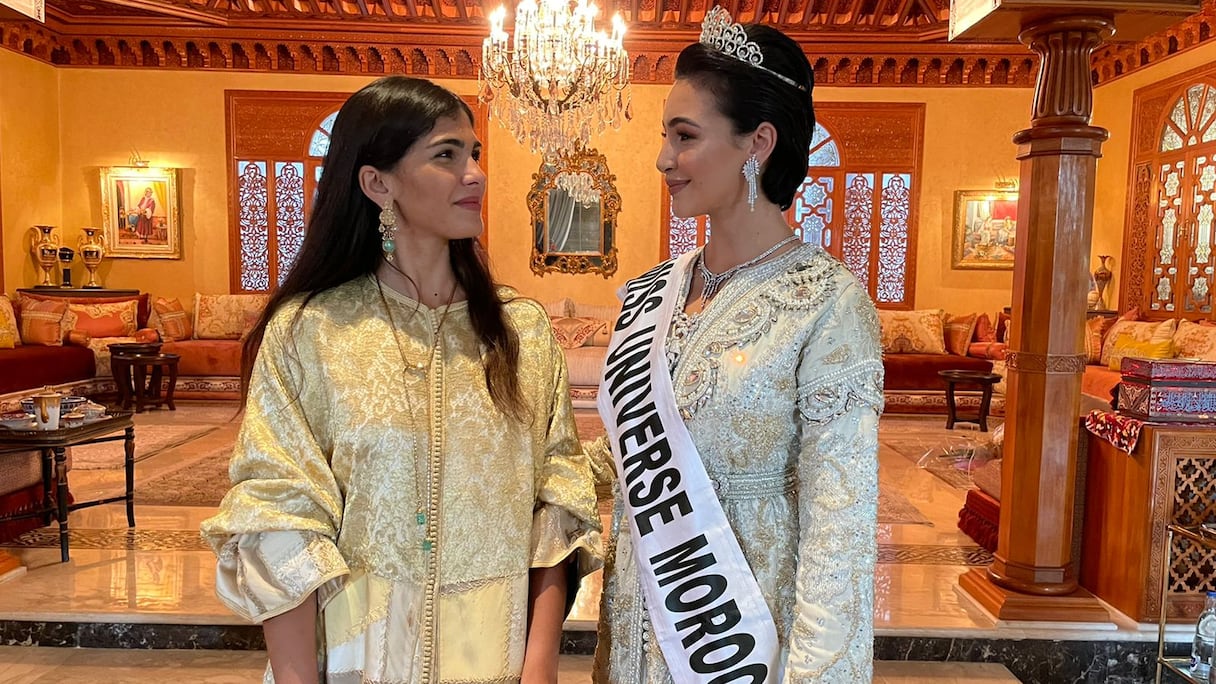 Passation du titre Miss Maroc 2021, entre Fatima-Zahra Khayat (à gauche) et sa première dauphine, la nouvelle Miss Maroc, Kawtar Benhalima  (à droite).
