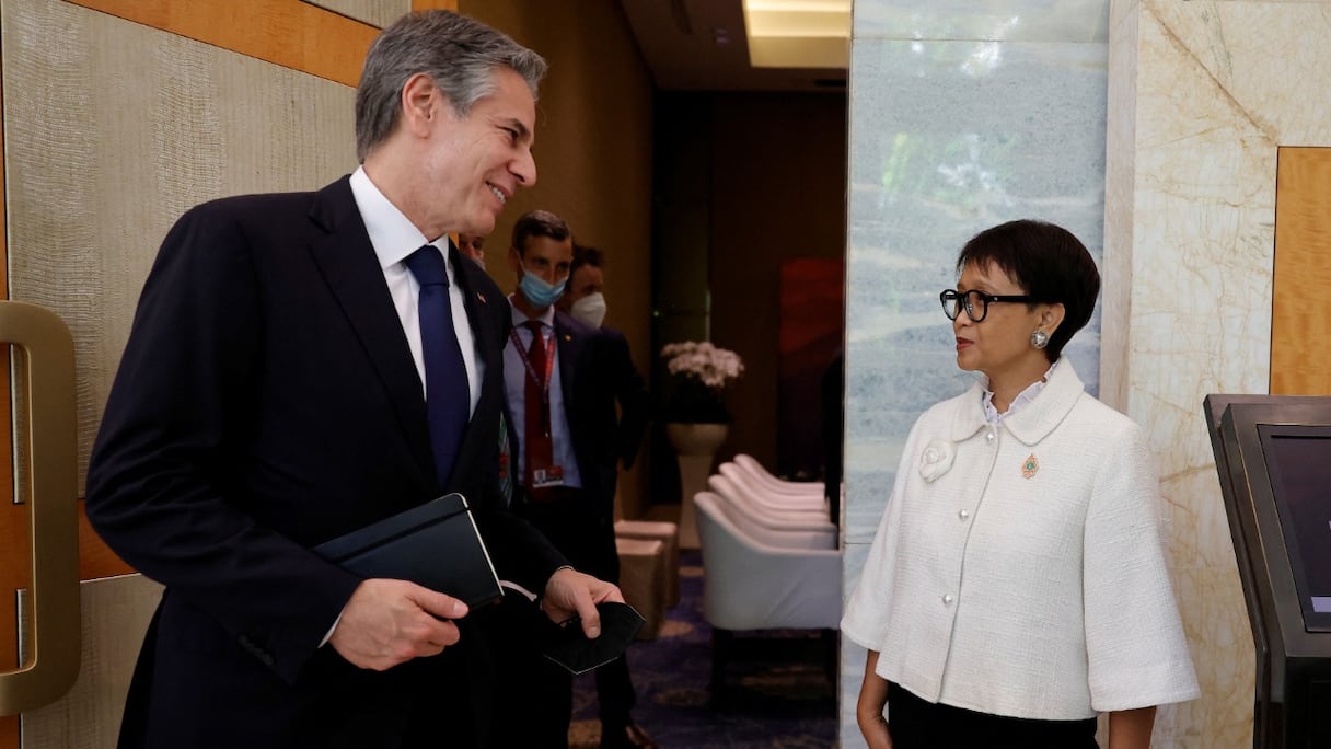 La ministre indonésiennne des Affaires étrangères Retno Marsudi et le secrétaire d'Etat américain Antony Blinken lors de leur entretien pour la réunion des ministres des Affaires étrangères du G20 sur l'île de Bali, en Indonésie, le 8 juillet 2022.
