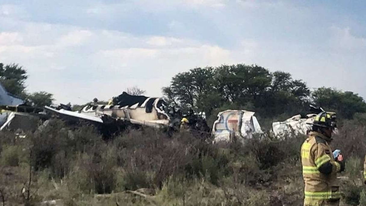 La carlingue de l'avion partiellement consumée par un incendie.
