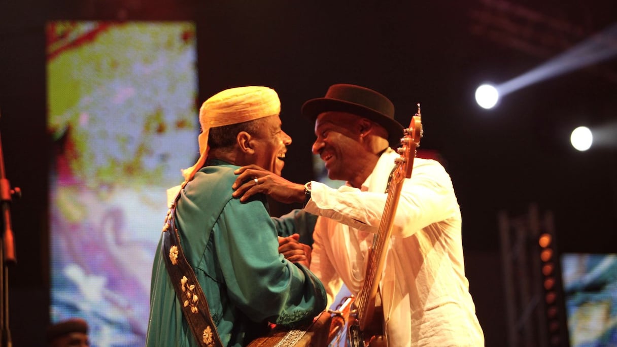 Un véritable hymne à l'Afrique et à cette musique ancrée dans les terres et leurs sèves. Cette musique gnaoua qui pulvérise, à Essaouira, toutes les frontières entre les peuples. 
