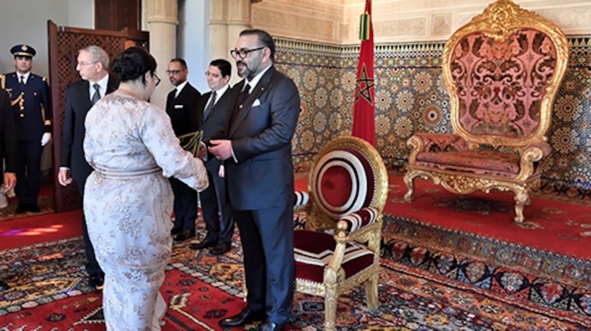 Le Roi recevant les nouveaux ambassadeurs, au palasi royal de Rabat.
