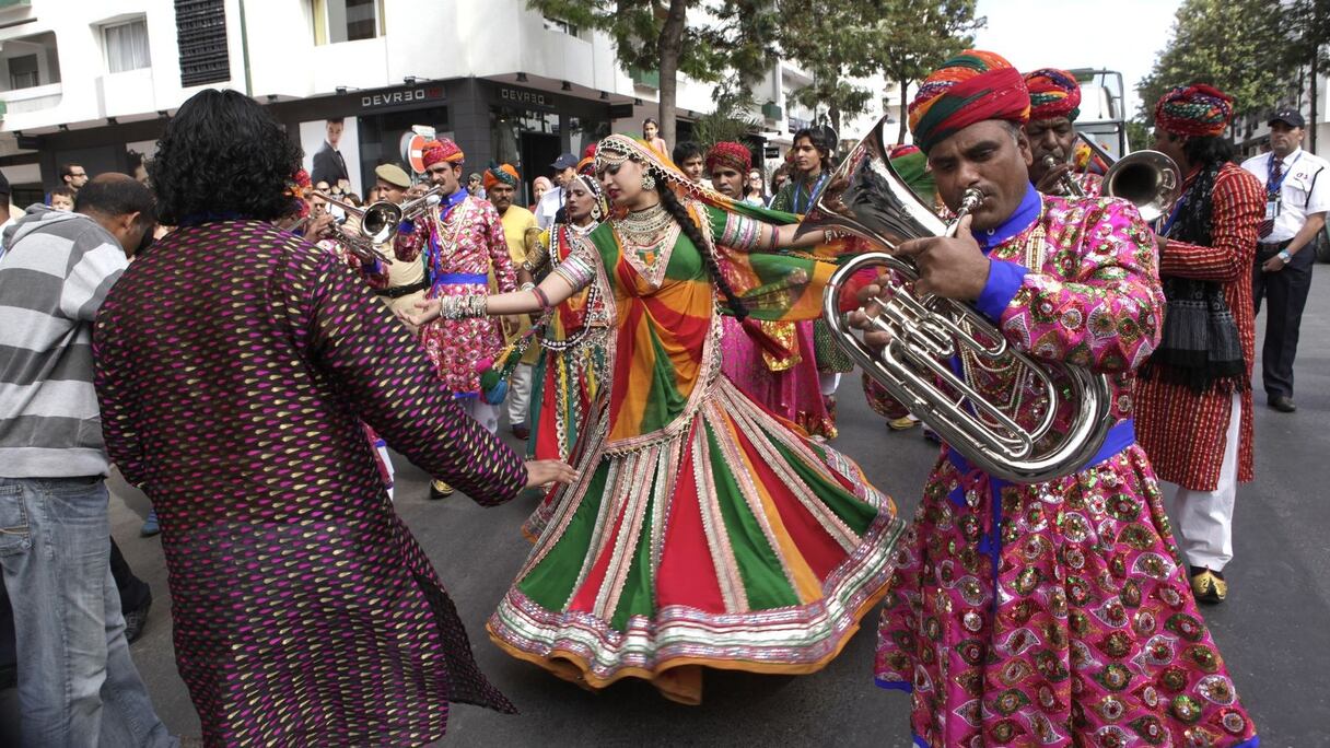 Durant le festival Mawazine, des artistes venus des quatre coins du monde ont enchanté les artères de la capitale. Parmi ceux qui ont enchanté les rues, le magique Bollywood Masala Orchestra qui nous a fait voyager en Inde 

