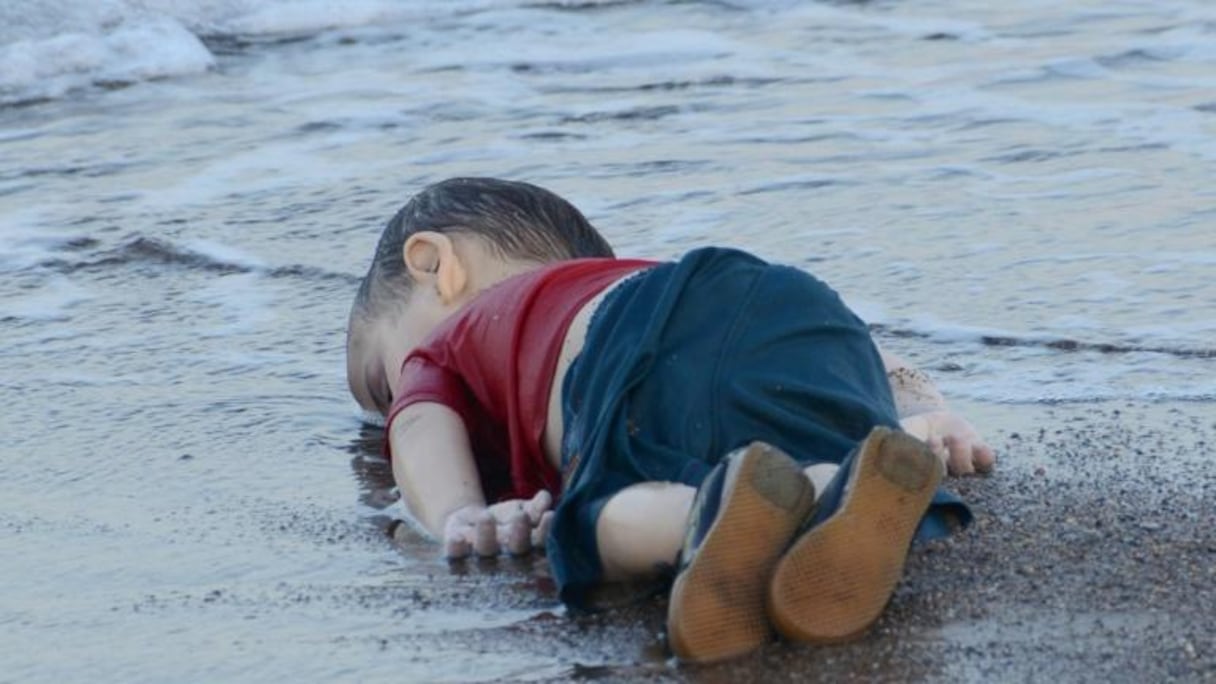 Le corps d'un enfant migrant mort noyé, sur une plage de Bodrum, au sud de la Turquie, après le naufrage d'un bateau transportant des réfugiés, le 2 septembre 2015.
