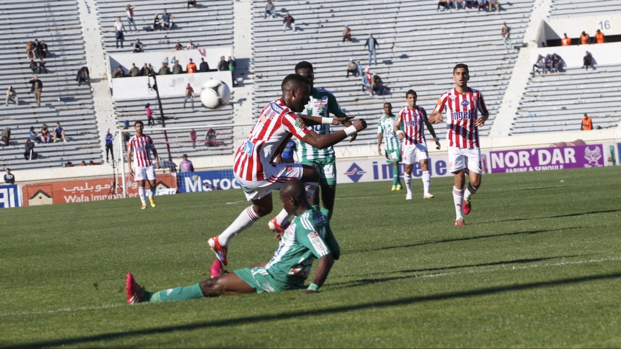 Beaucoup d'engagement dans ce derby. La défense rajaouie a été solide.
