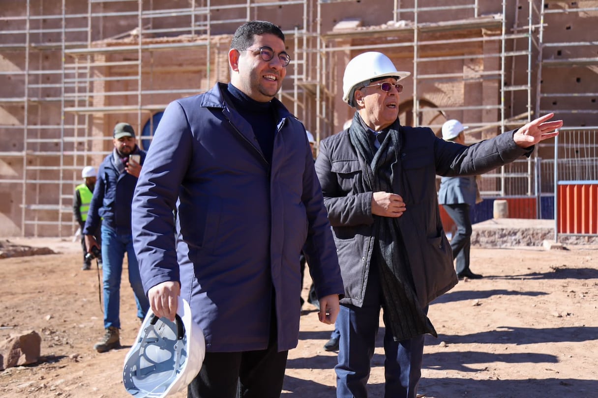 Le ministre des Habous, Ahmed Toufiq, et le ministre de la Jeunesse, Mohamed Mehdi Bensaid, lors de leur visite à la commune de Talat N’Yaaqoub, samedi 28 janvier 2023.