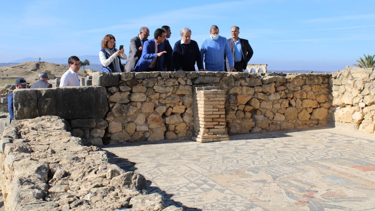 Le Secrétaire général de l'ONU, Antonio Guterres, lors de sa visite du site archéologique de Volubilis.
