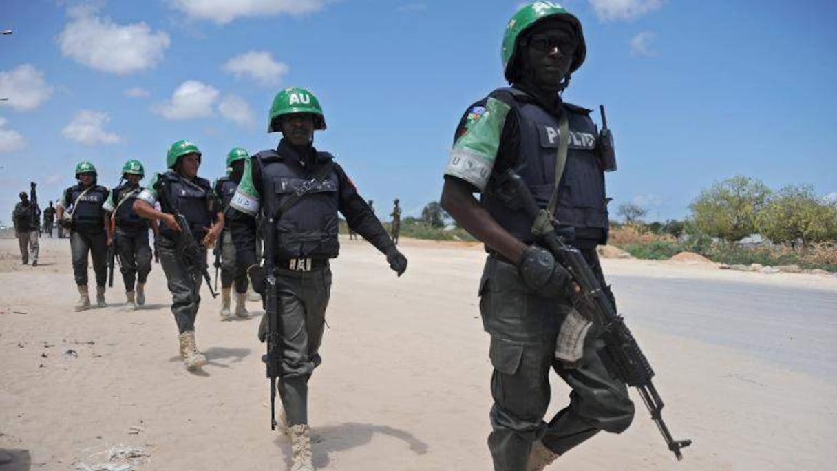 Des soldats de l'Amisom patrouillent à Mogadiscio.
