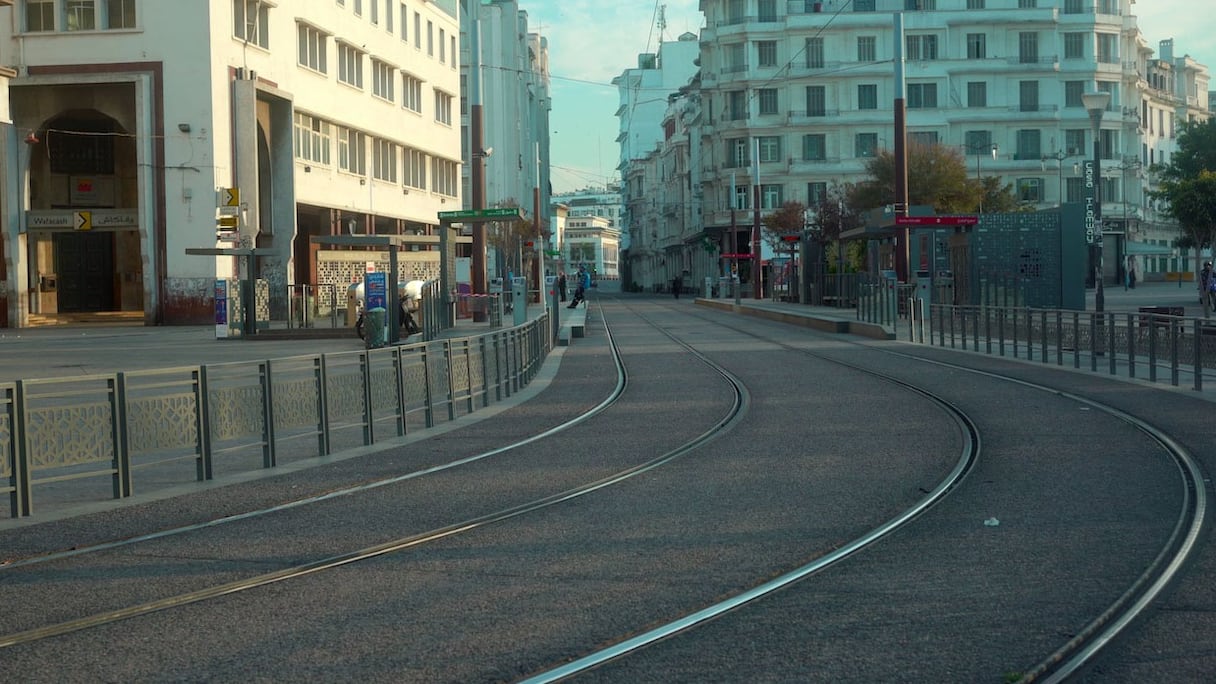 Une station de tram à Casablanca. Pas âme qui vive.
