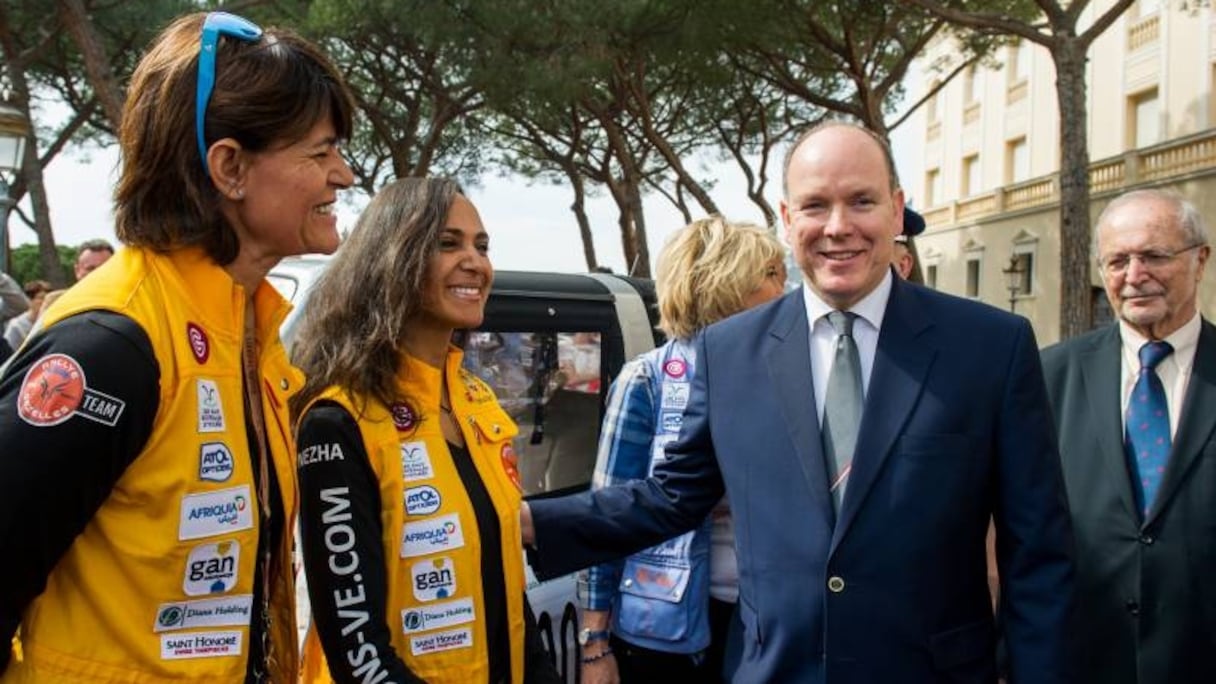 Le Prince Albert en compagnie de participantes au Rallye des Gazelles
