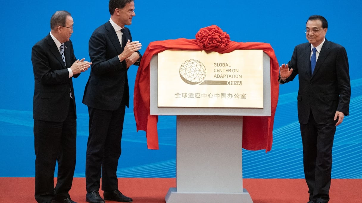 Les Premiers ministres néerlandais Mark Rutte (au centre), chinois Li Keqiang (à droite), et l'ex-secrétaire général de l'ONU Ban Ki-moon, lors de la cérémonie d'installation du Centre mondial pour l'adaptation, à Pékin, le 27 juin 2019.
