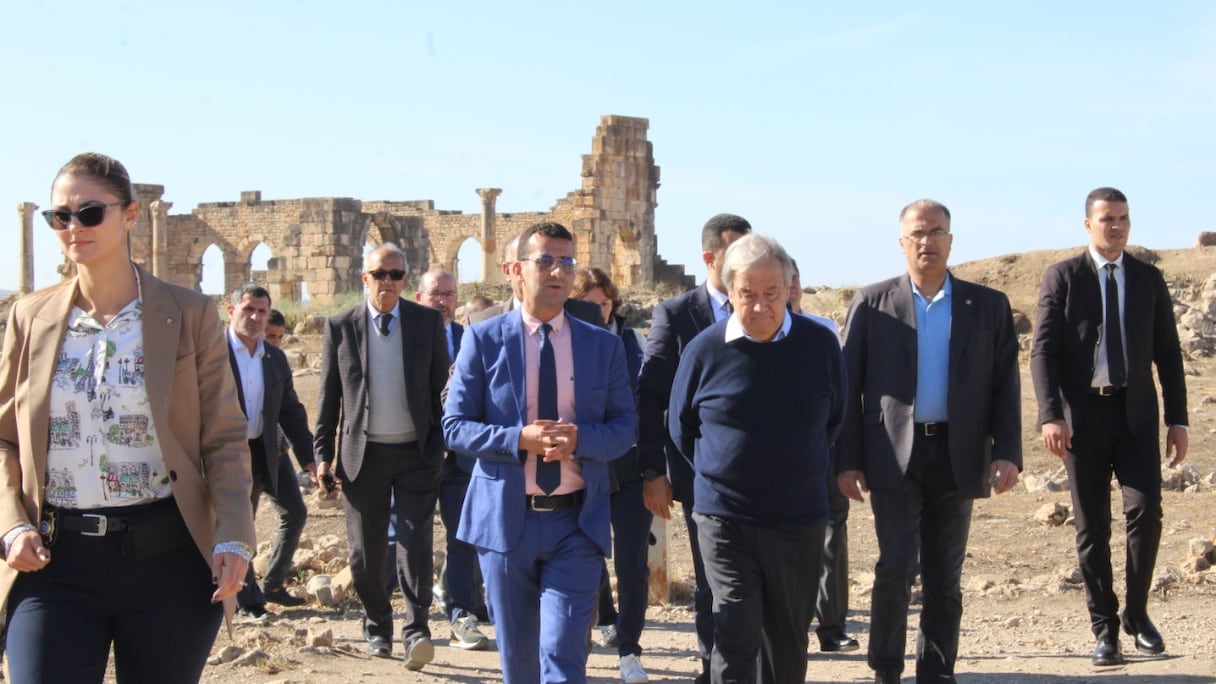 Le Secrétaire général de l'ONU, Antonio Guterres, lors de sa visite du site archéologique de Volubilis.
