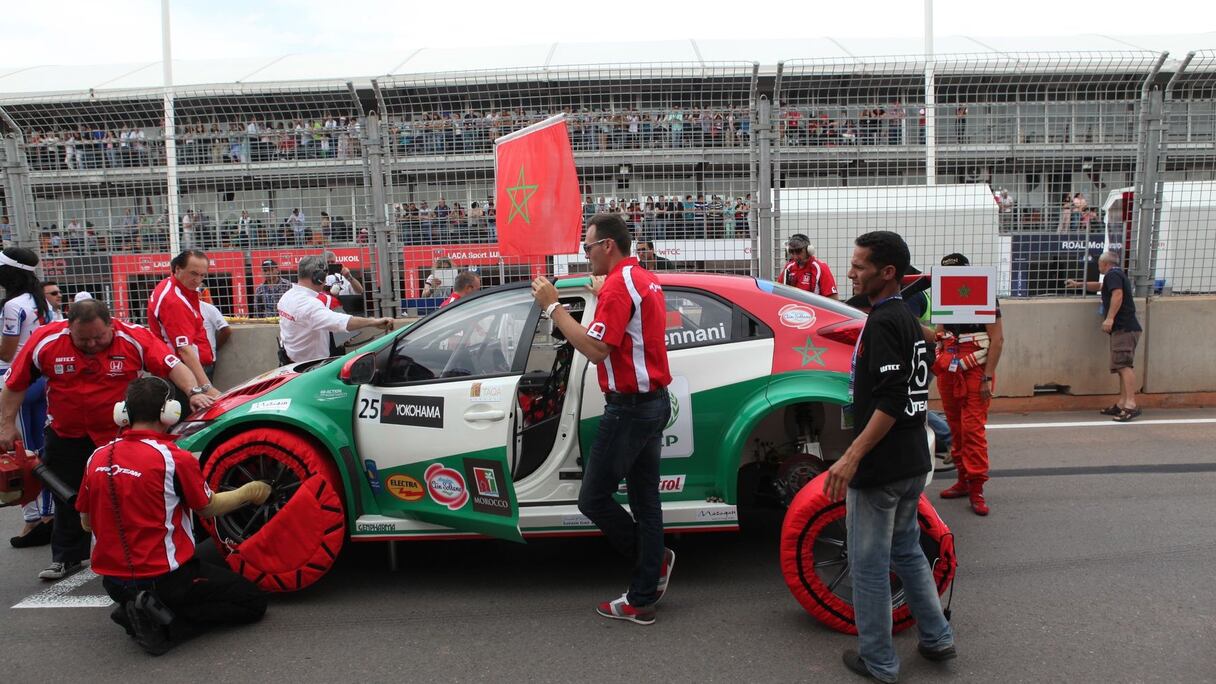 Après le défilé des people, la course peut reprendre ses droits. La Honda d'Hicham Bennani est presque prête pour le départ. 
