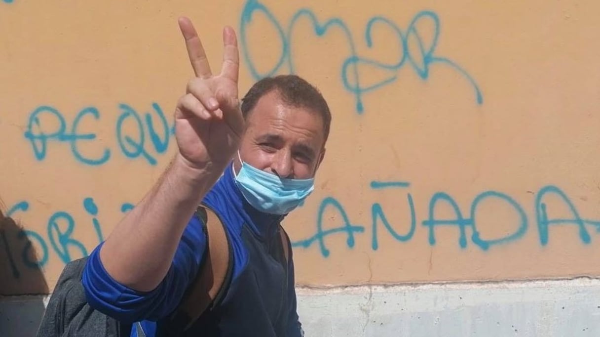 Un Marocain fait le "V" de victoire, le 15 mai 2020, en quittant le préside occupé de Melilla.
